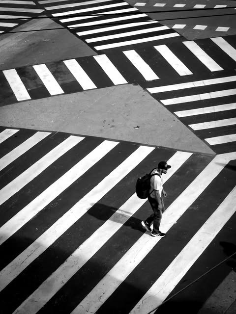 Faixa de pedestres em São Paulo vista de cima, com pessoas atravessando