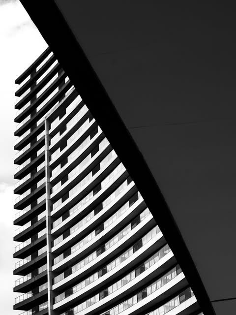 Fachada de edifício em diagonal, linhas fortes e sombra